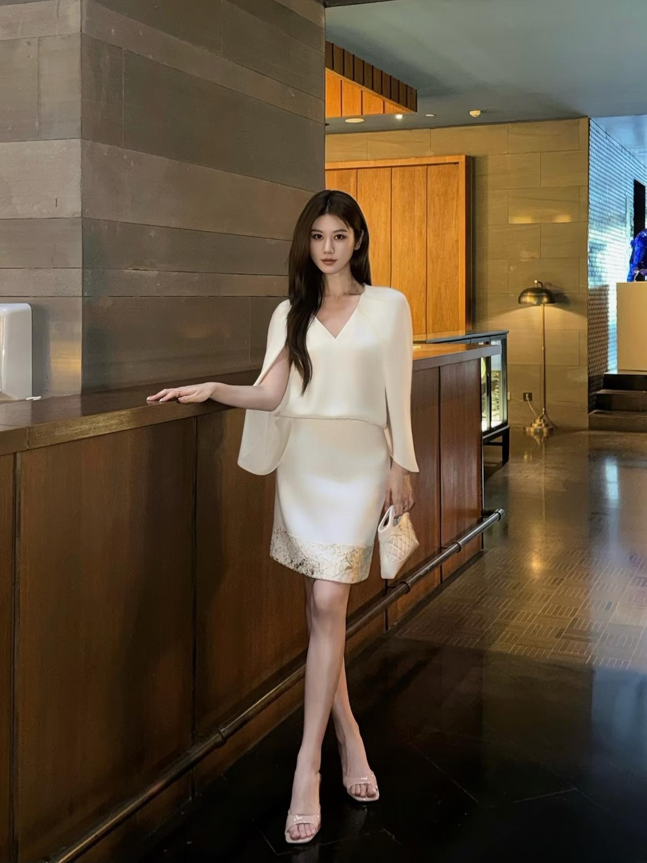 女生如何穿搭看起来时尚更有品味呢米色的短裙套装搭配同色系的披肩，非常优雅气质时尚