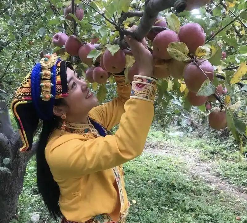 “简直离谱！”四川一女子舍弃百万年薪，不顾身边人劝阻，毅然嫁给穷小伙，令人万万没