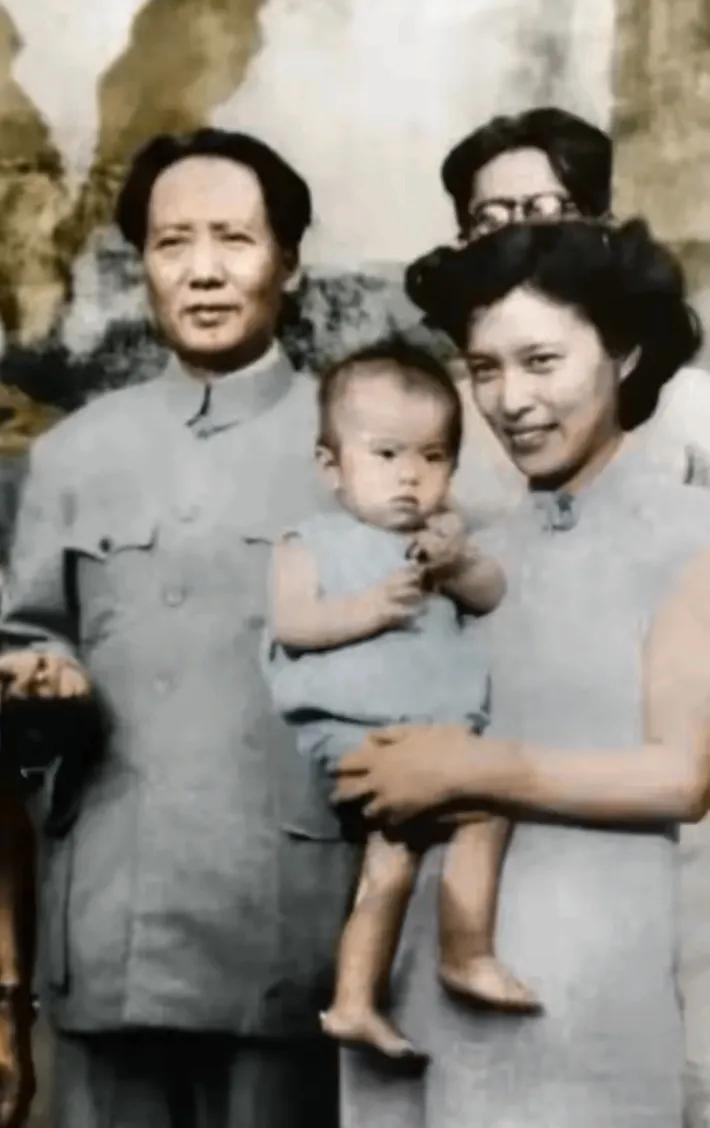 那时，毛主席和抱着孩子的外交才女龚澎一起合影。站在龚澎母女后边的应该是她的丈夫、