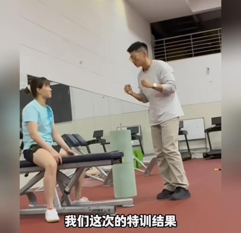 刘炜珊即将对战孙颖莎，她的体能教练说“检验特训结果的时间到了，希望自己家孩子好”