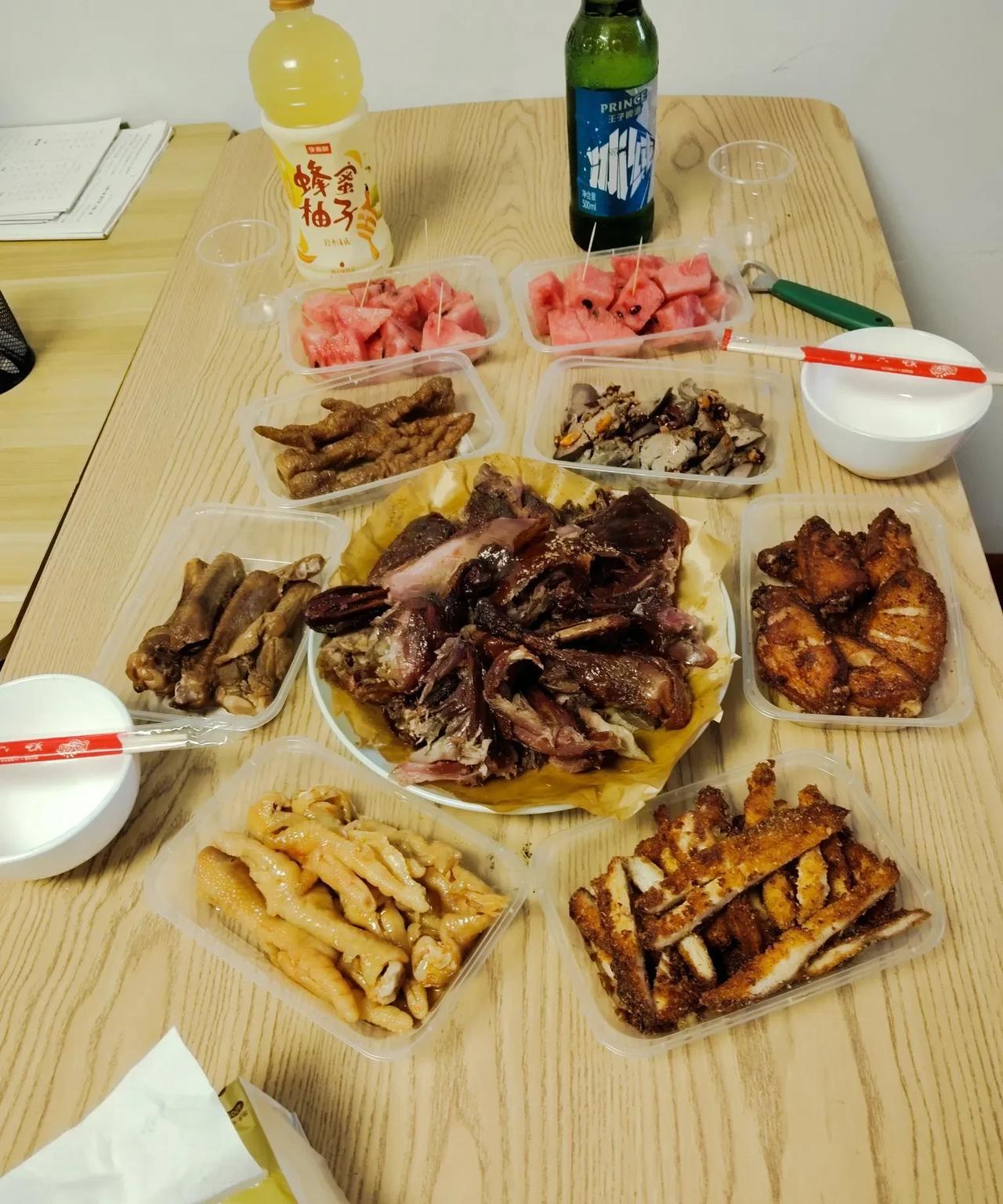 今晚我为熊孩子准备的伙食，基本都是买的成品。只有鸡排和鸡翅是我买的人家腌制好的半