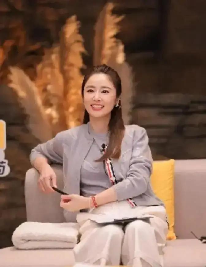 九寨沟的秋日阳光下，50岁的林心如穿着黄白拼接连衣裙为杂志拍封面。她听从了医