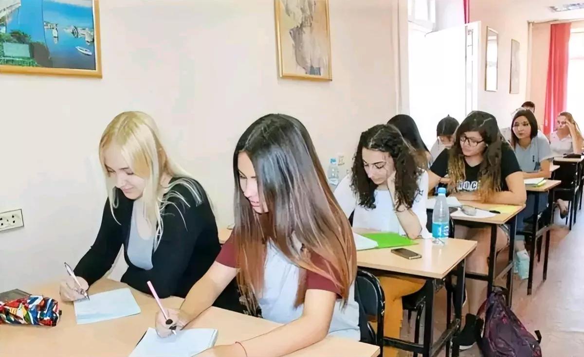 《生意人报》消息，当地时间31日，俄罗斯总统普京再次公开表示，各州、共和国、联邦