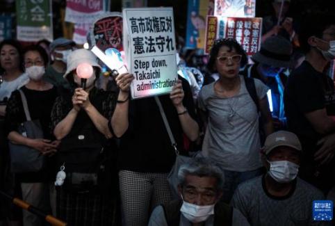 日本乱成一锅粥！5月19日傍晚东京上演震撼一幕，国会大门被上万民众层层围堵