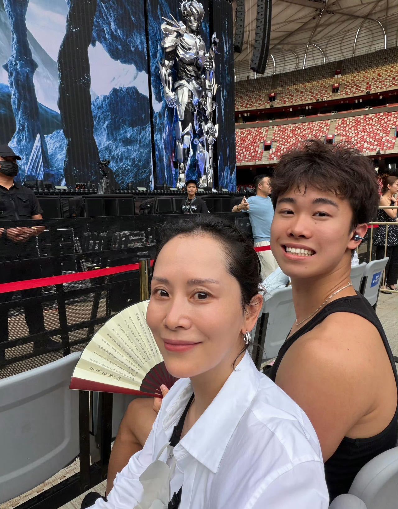 海清带儿子看周杰伦演唱会 海清携儿子现身周杰伦演唱会看台，奔赴一代人的青春旋律，