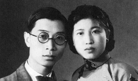 1939年，傅雷跟情人在书房约会，傅雷的妻子突然推门进来。只见她只是轻轻放下两杯