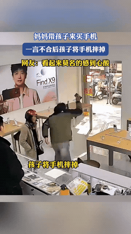 11月27日报道河南，一位妈妈带着儿子在手机店买新手机，期间母子俩因为买手机的事