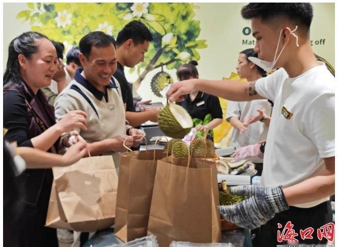 凌晨落地中午抢空！海南封关首日海口龙湖天街上演“榴莲狂欢”，78元/斤的猫山王让