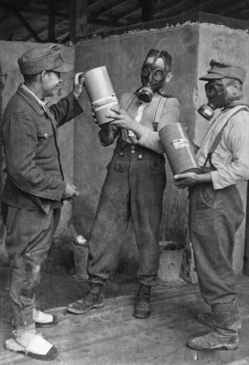 穿拖鞋的德国佬——1944年，波兰，卢布林市。几名集中营看守拿着毒气罐（齐克隆