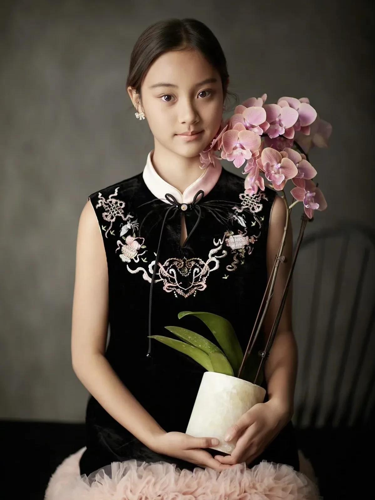 李小璐的女儿已经长大成人了，活脱一个女版贾乃亮，