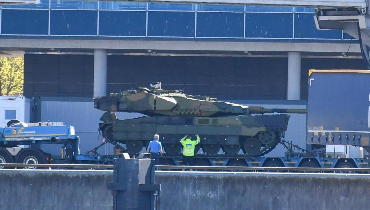 德国披露新出厂的豹2A8坦克，采用四色迷彩。豹2A8坦克采用了一系列改进：集