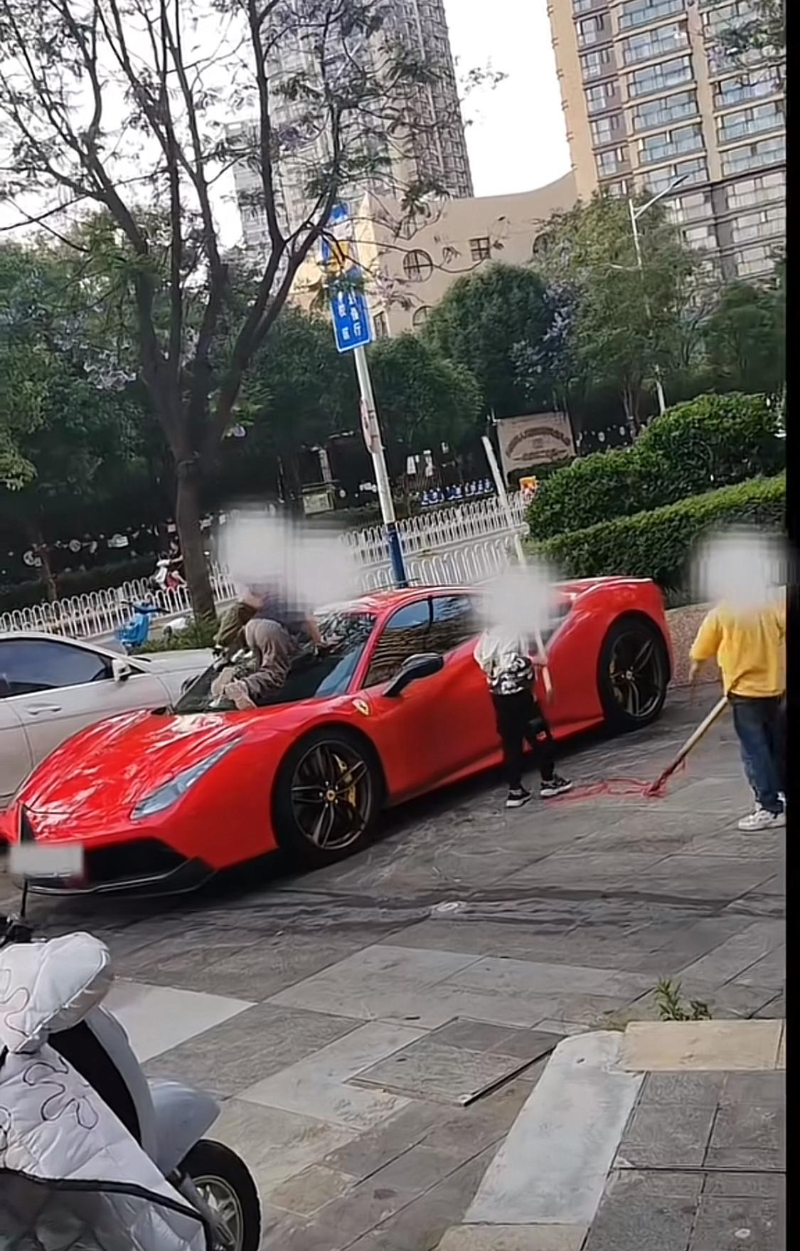 云南昆明，男子花费三百六十万购入红色法拉利，平日里车辆一直停放在专属私人车位，这