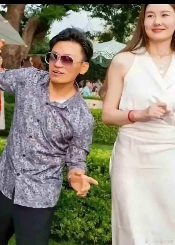 有钱是真好，这是玉宝强的现任冯青身高1.78，不光身材好，脸长的也比马蓉好看，是