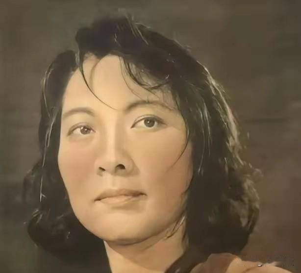 罗广斌不是普通作家，1948年，他被叛徒出卖，关进重庆渣滓洞监狱，在牢里，他没屈