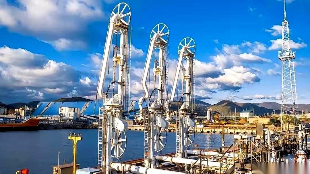 工人们不干了。炼油厂那边，据说直接停摆了。为啥？因为天上总掉东西，炸了一次又一