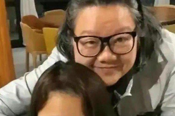 凤凰新闻【洪晃也没想到，19年前领养的女儿神似章含之，如今竟成了她的依靠】最近刷