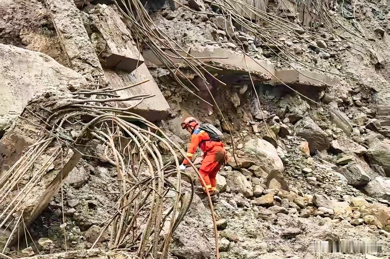 看西藏发的那些现场照片，有些楼体结构居然还立着，就忍不住想啊——这些没塌的地