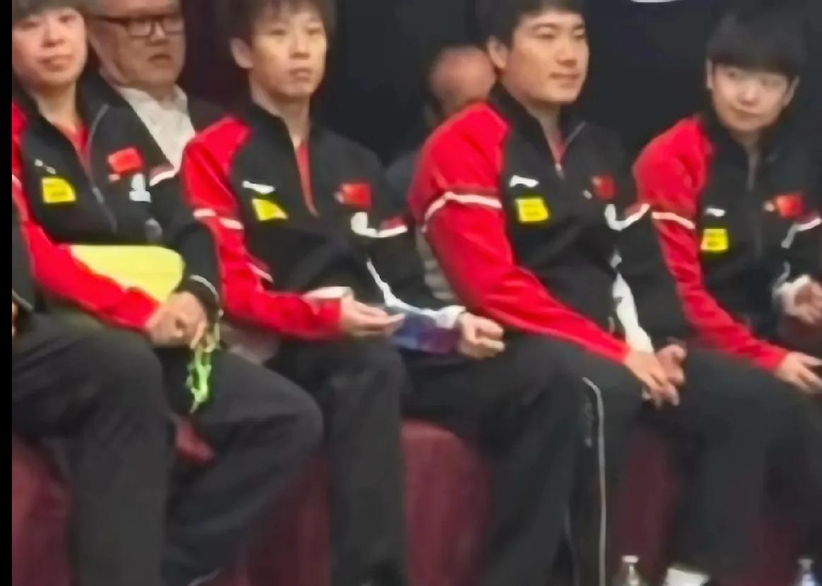 中美乒乓球交流会在拉斯维加斯的最后一天，莎莎和国乒队员参加了中美乒乓球交流会。