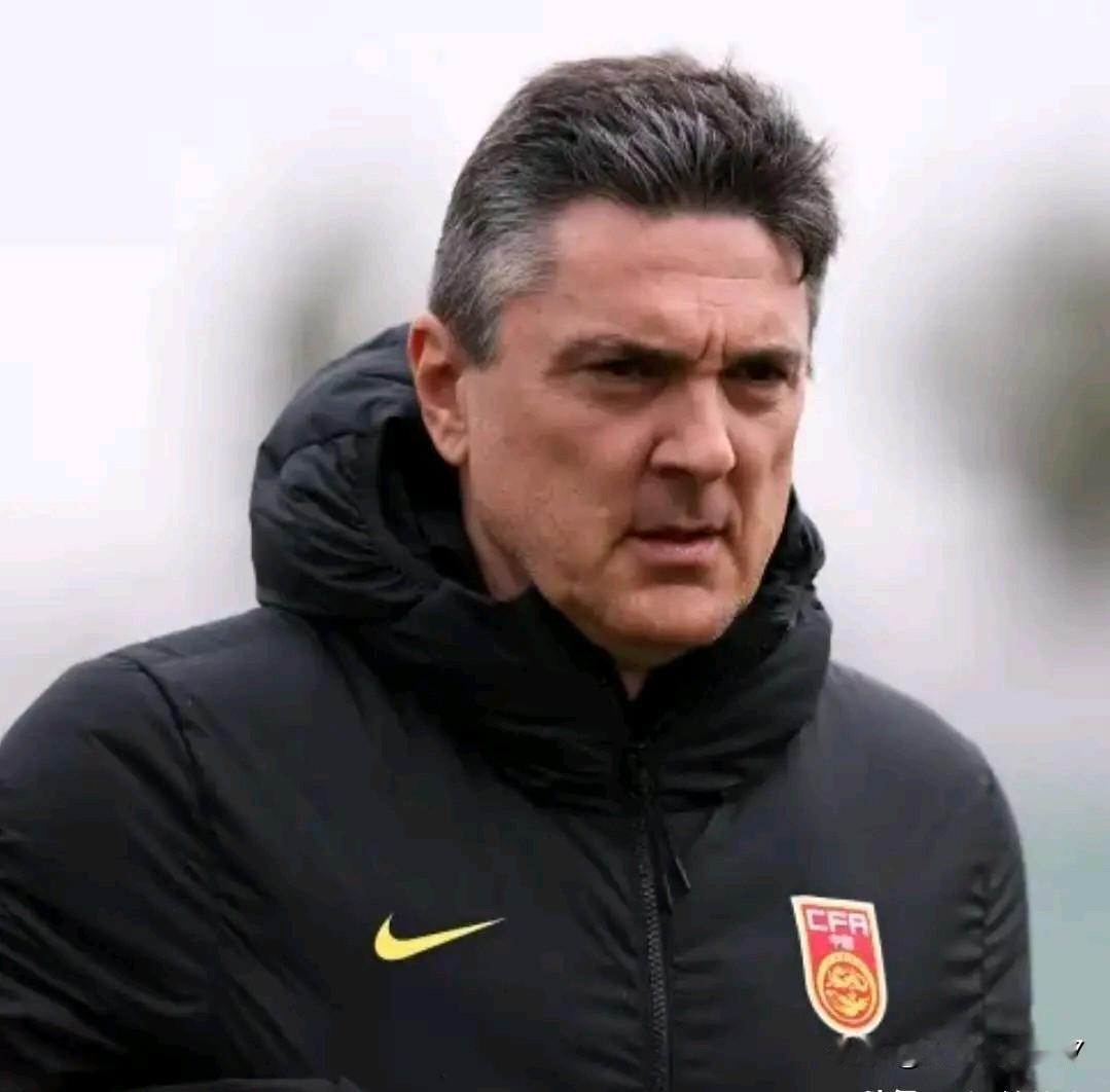 安东尼奥这位原本默默无名的教练，凭借自己独特的战术，让中国足球再度缔造奇迹。小