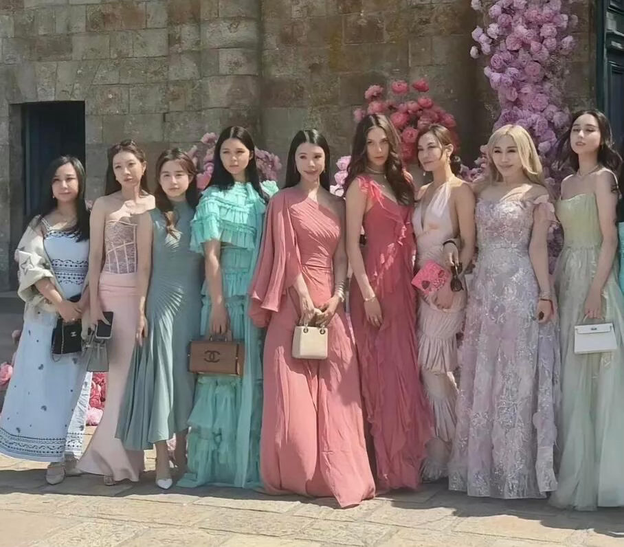 谷爱凌在一众豪门真名媛当中也气质出众，说明好的基因本身才是世间顶级财富