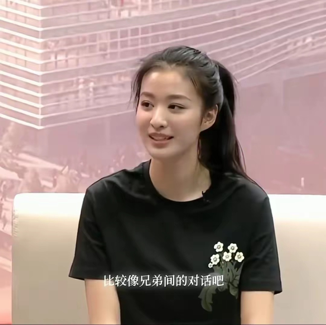 19岁时的王楚然素颜出镜，好稚嫩好真诚样脸真的好看，你们觉得呢？​​​