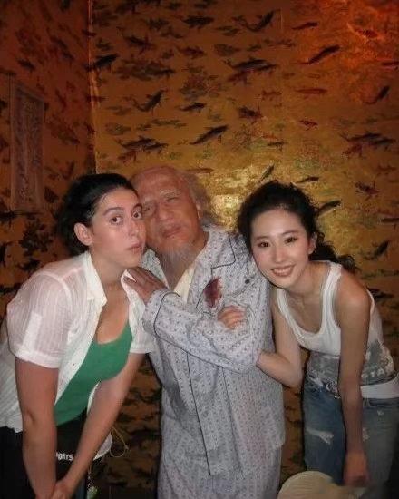 天呐，中间这个人竟然是成龙，差点没认出来