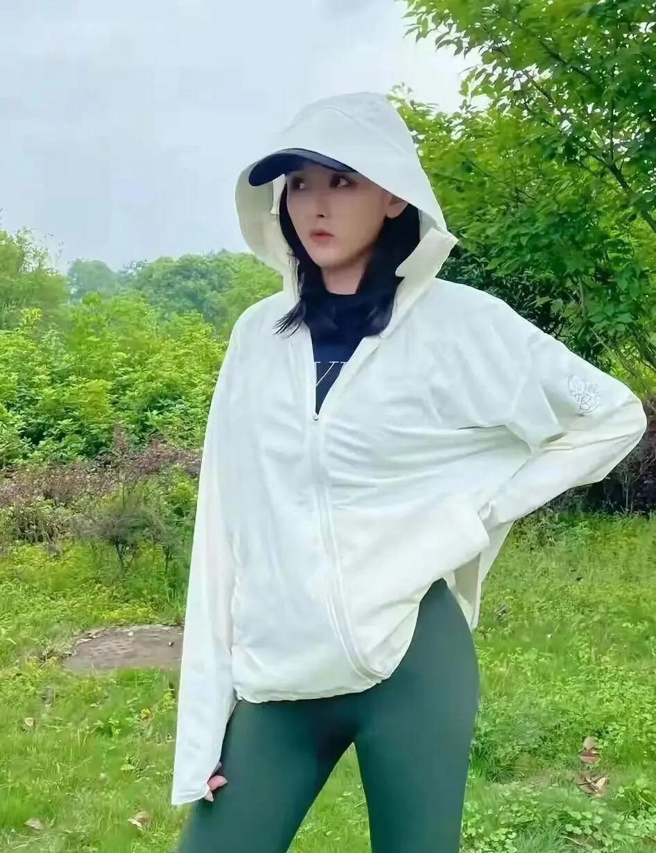 宋祖儿瑜伽裤穿搭太吸睛，元气又有少女感宋祖儿的休闲穿搭也太好看了吧！白色防