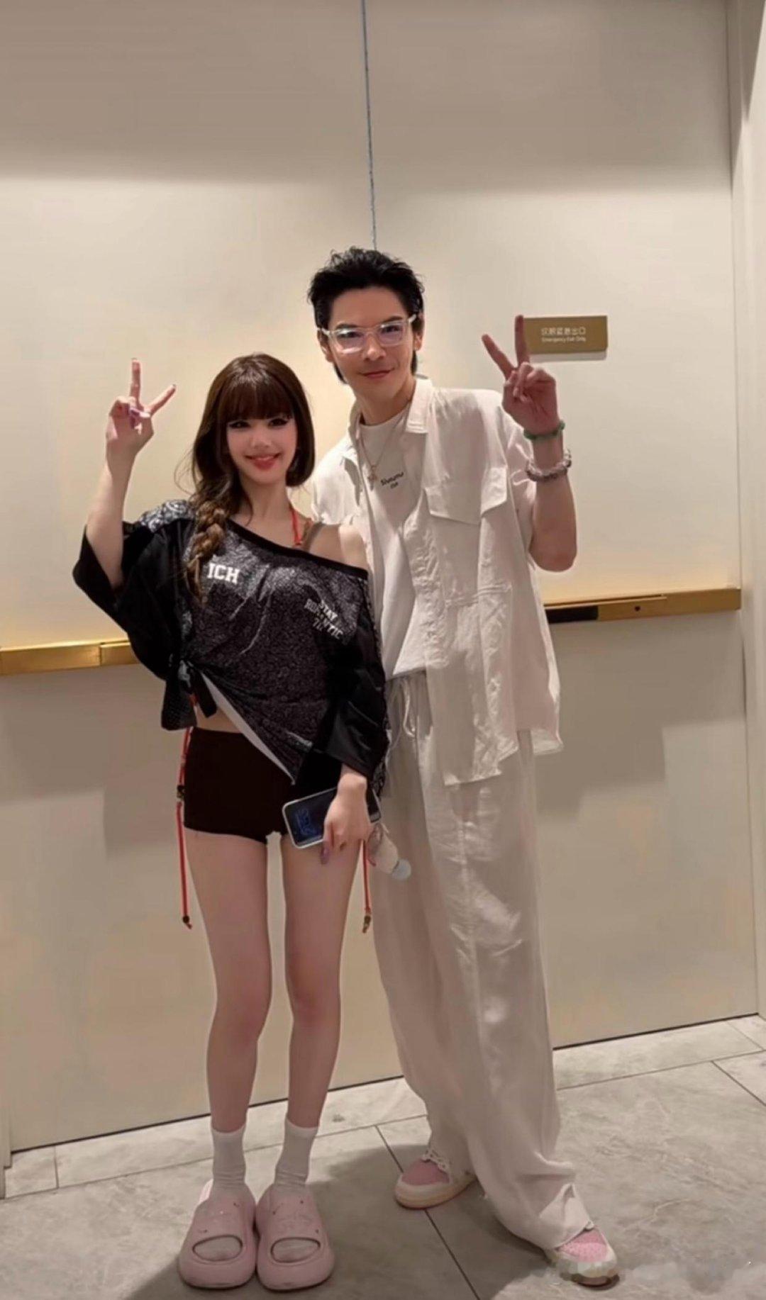 向佐和露思的合影，向佐和露思站一起哥感好强哦