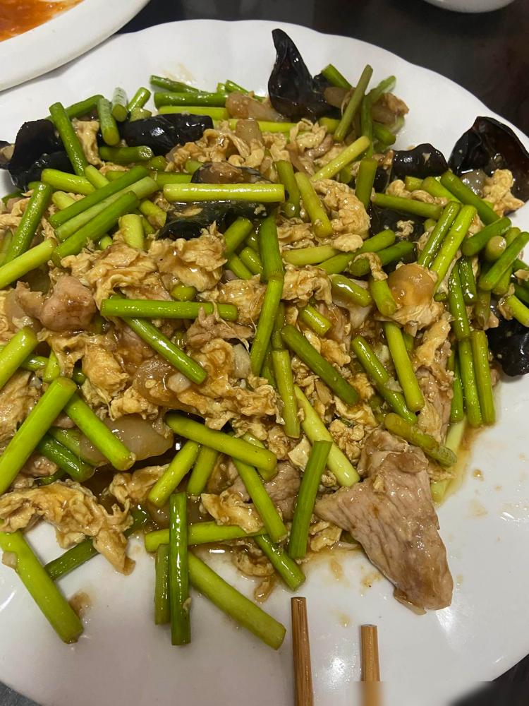 去了一趟河北黄骅的南大港，在附近的一家饭店吃的饭，点了几个菜？说实话，在海边