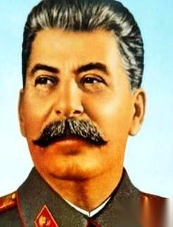 半夜，他们撬开了那口水晶棺。第一件事，不是默哀，不是告别，而是把他军大衣上纯金