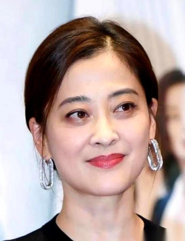 血压没了。产房里，医生疯了一样拍她大腿，冲着她耳朵喊：别睡！千万别睡！38岁