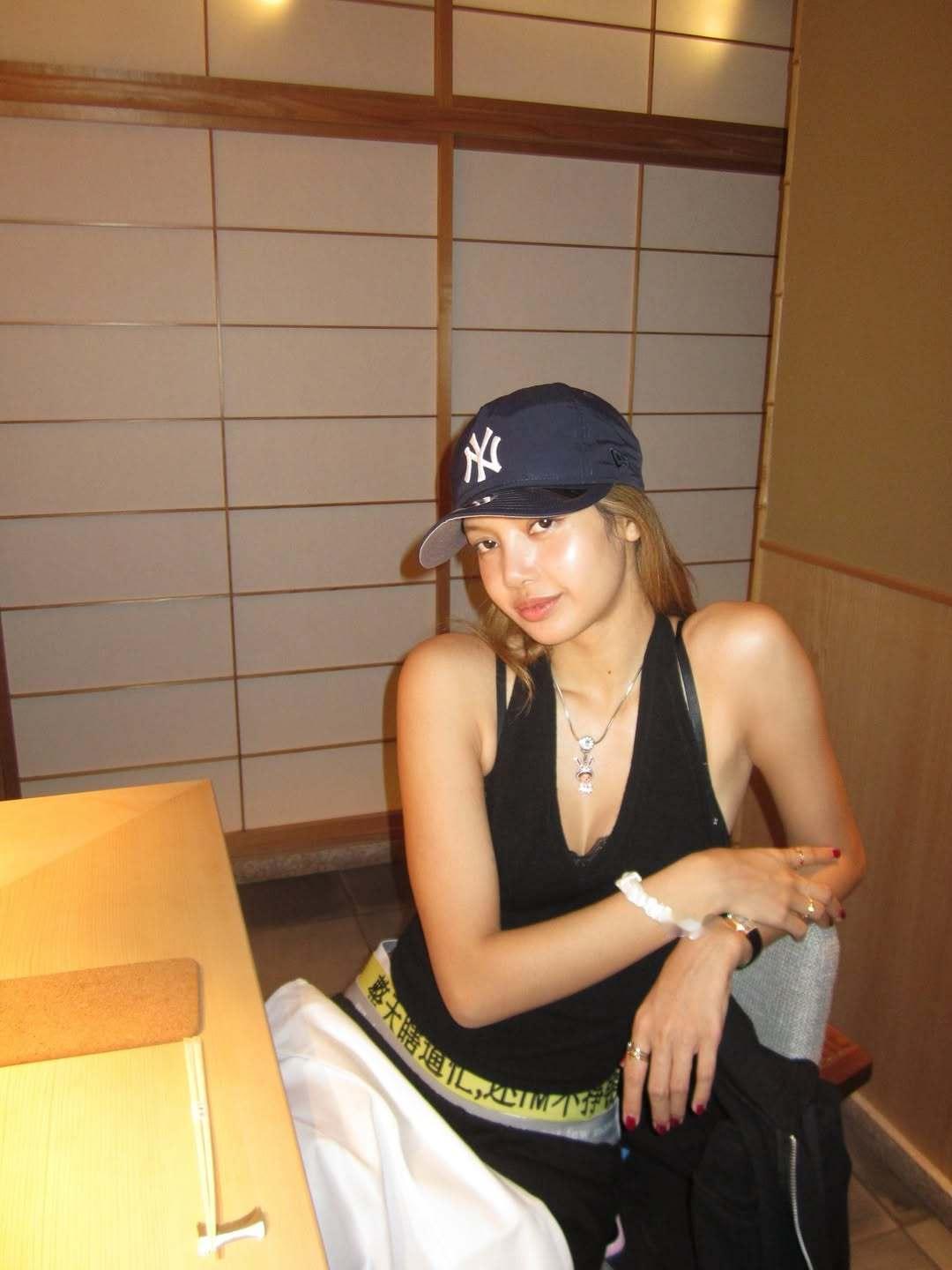Lisa在ins还晒了这条裤子现在就属于网友越吐槽她越爱穿​​​