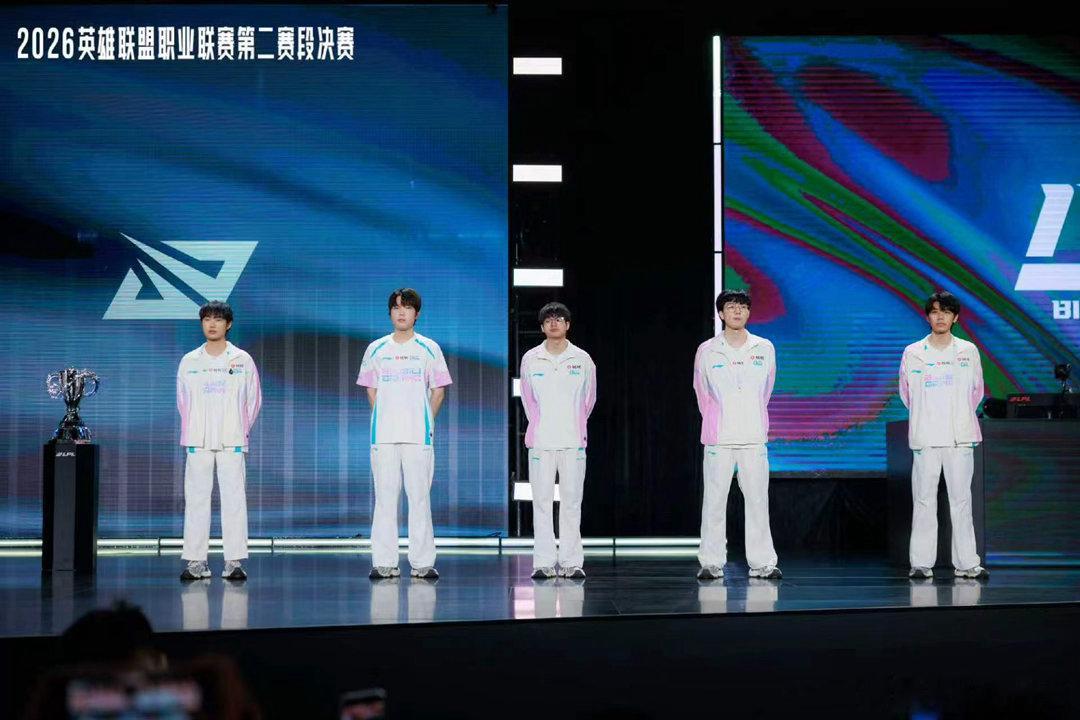 BLG跟真正强队最大的区别，就是永远无法五人紧紧抱团打团战，最适合BLG的版本还