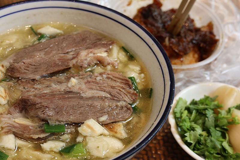 羊肉泡馍惹的祸……[捂脸哭]羊肉泡馍近几年一直争议很大，个人看来羊肉泡馍不适合外