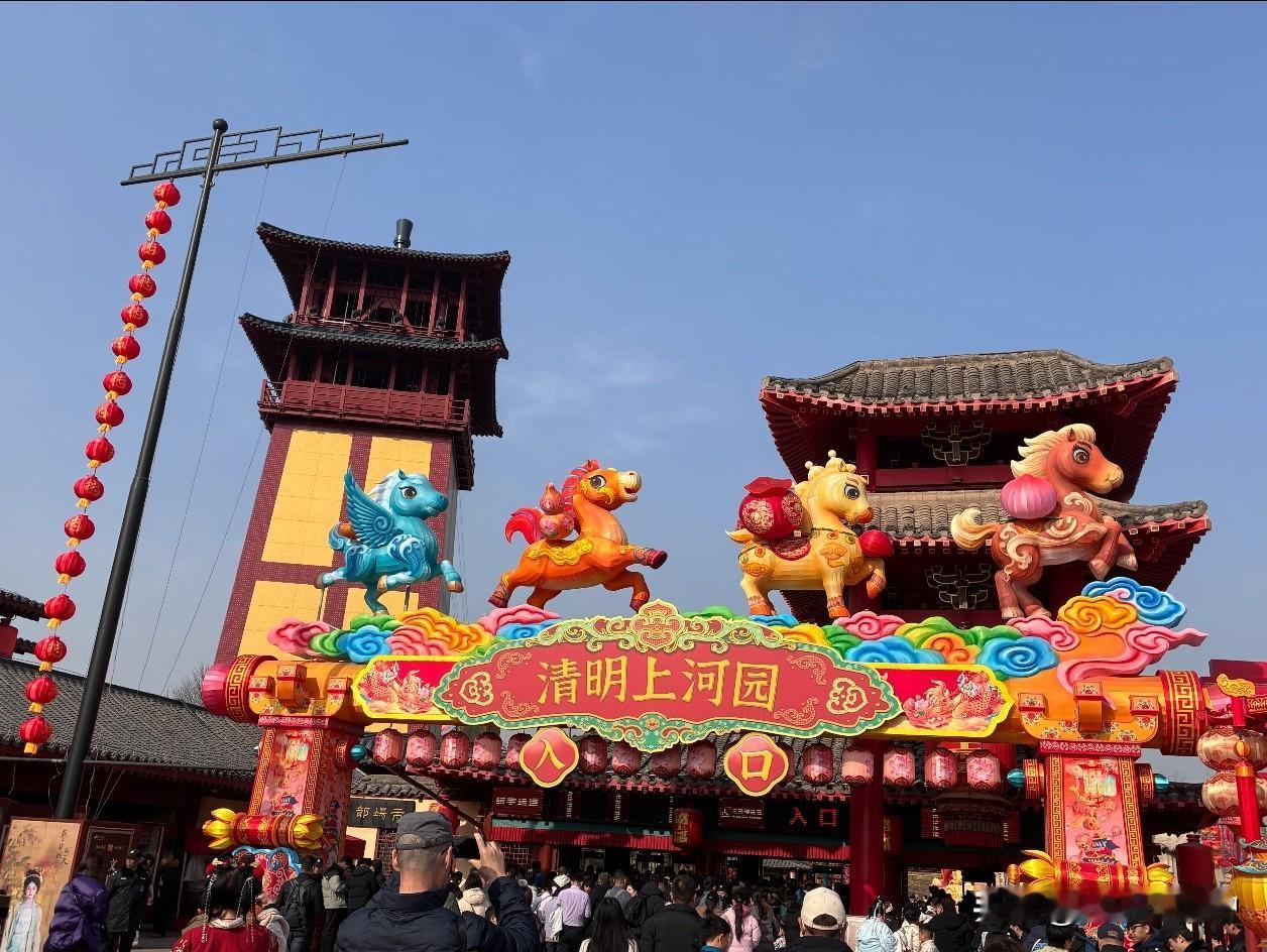 开封一言难尽！清明上河园单从园区建设来看确实下了功夫，规模宏大，场景还原也用心