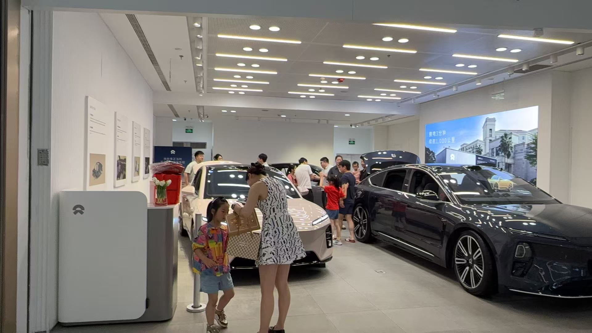 周末的蔚来门店，看车的人真不少啊。我还是那句话，产品力很强，车很好看，但高端定位