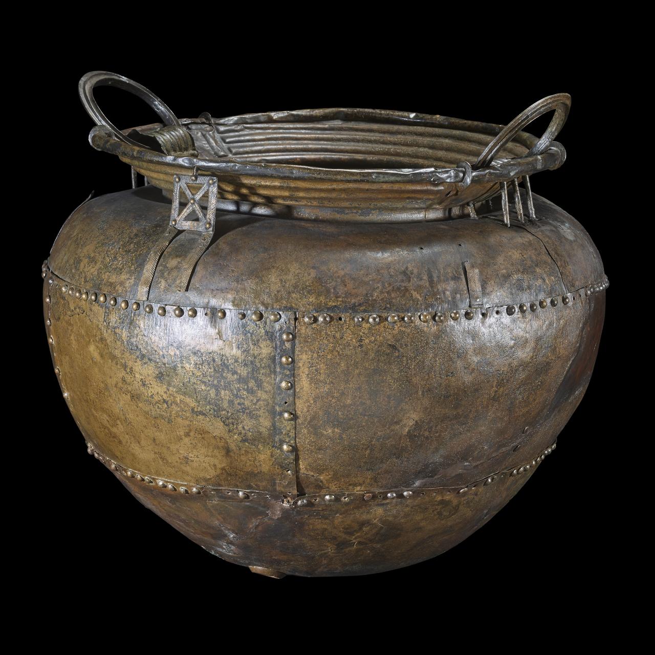 2800年前英国青铜大锅：铆接工艺制造，不是整体铸造！这件青铜大锅（cauldr