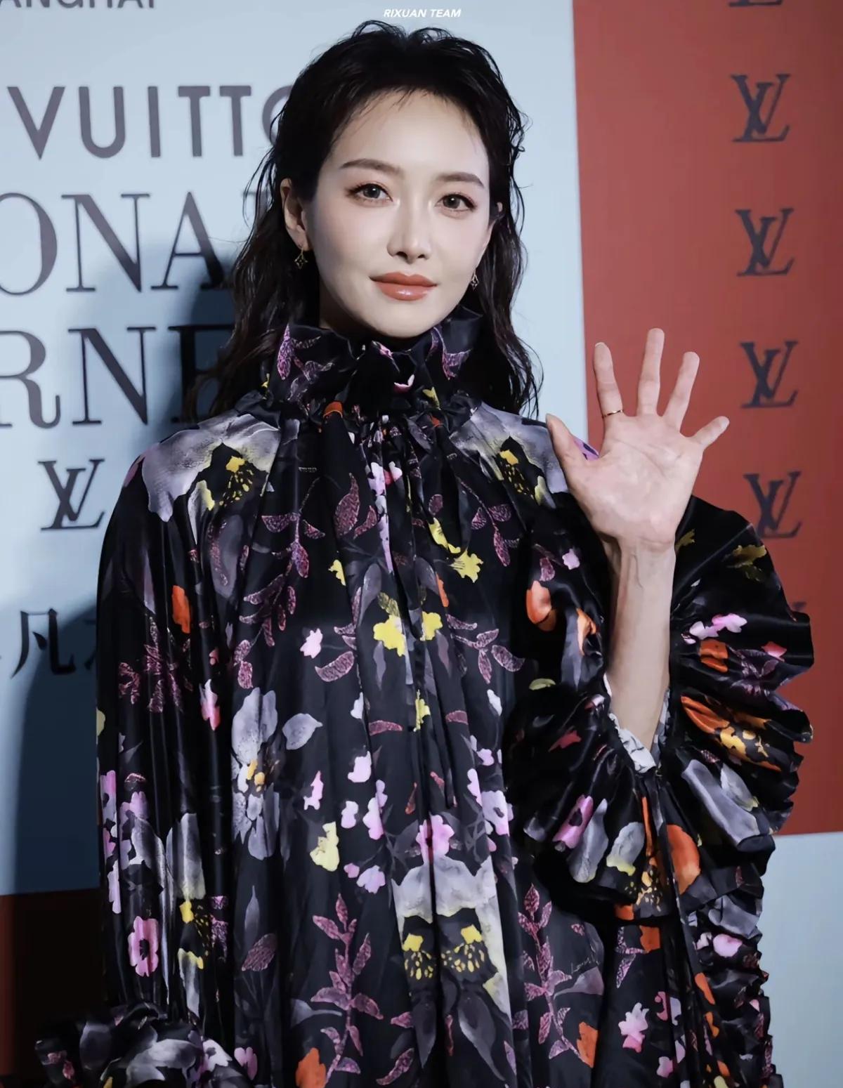 宋茜太有气质了，虽然衣服不是全场最好看的，但是站在那里就是魅力四射[捂脸哭]别人穿