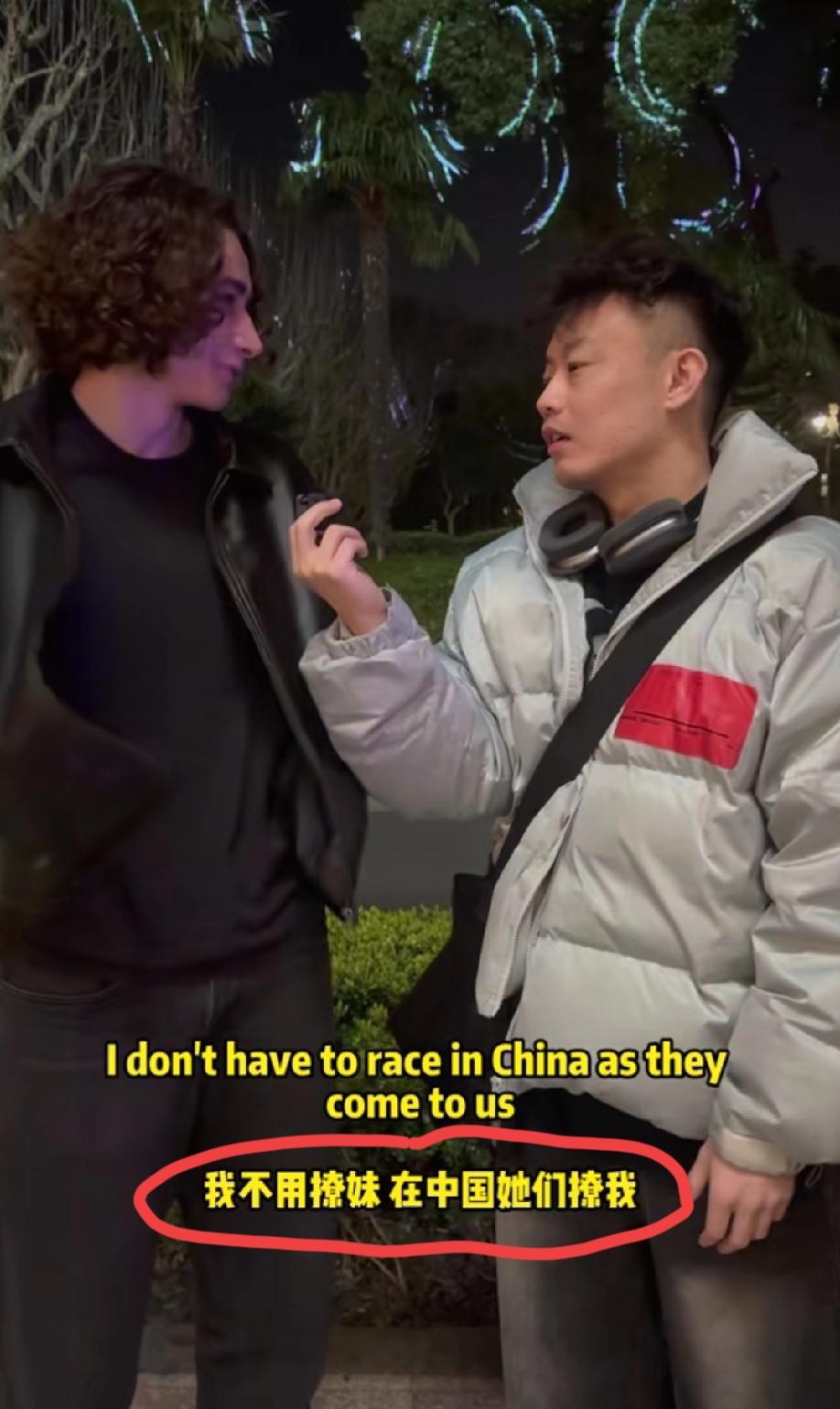 上海，法国年轻男子接受街头采访，在采访中，他透露自己来上海七天了，被女生搭讪数次