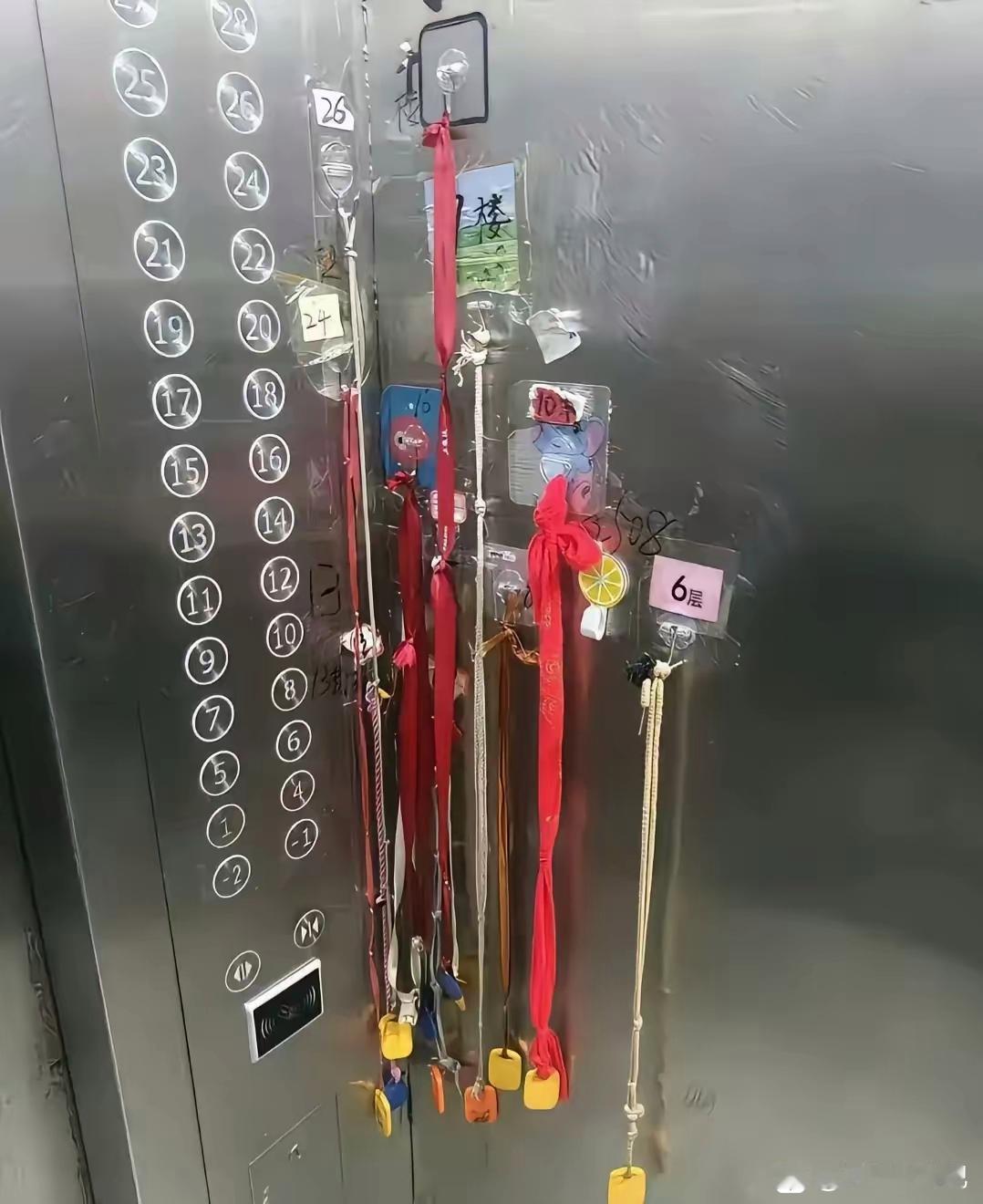 在电梯里，快递小哥这下高兴了[大笑]