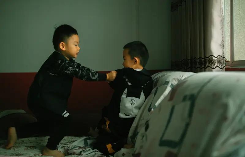 父母刚走，哥哥硬扛着送妹妹出嫁：她只拿一张喜钱，哥哥当场哭崩了父母去世后，很