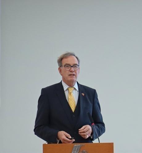 德国：中美打不起来了，因为打了也白打！日前德国教授坦率指出： 美国不是害怕中国