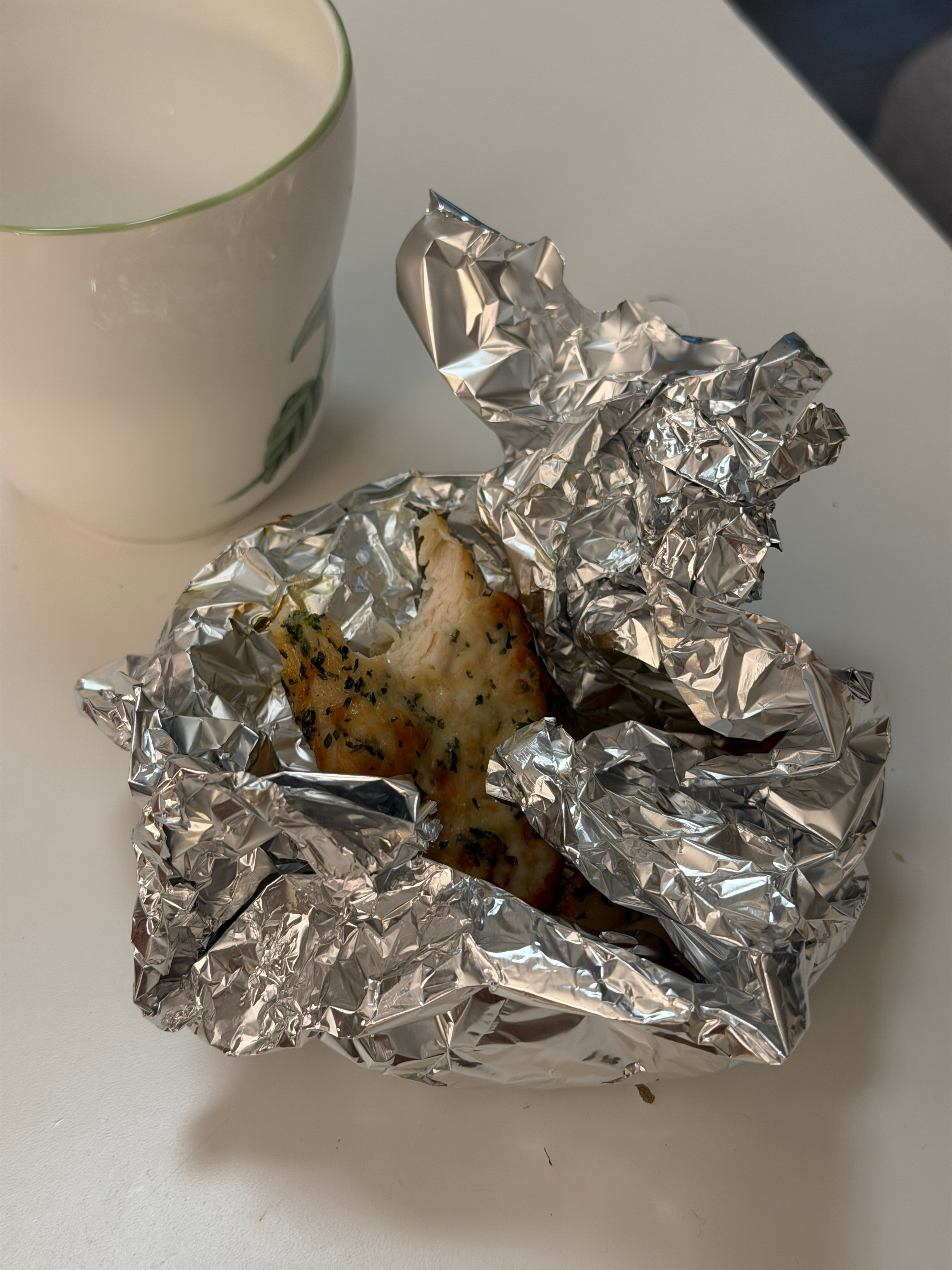 丈夫不做饭我工作日的晚饭随意程度belike：鸡胸肉放空气炸锅烤完连锡纸一起拎
