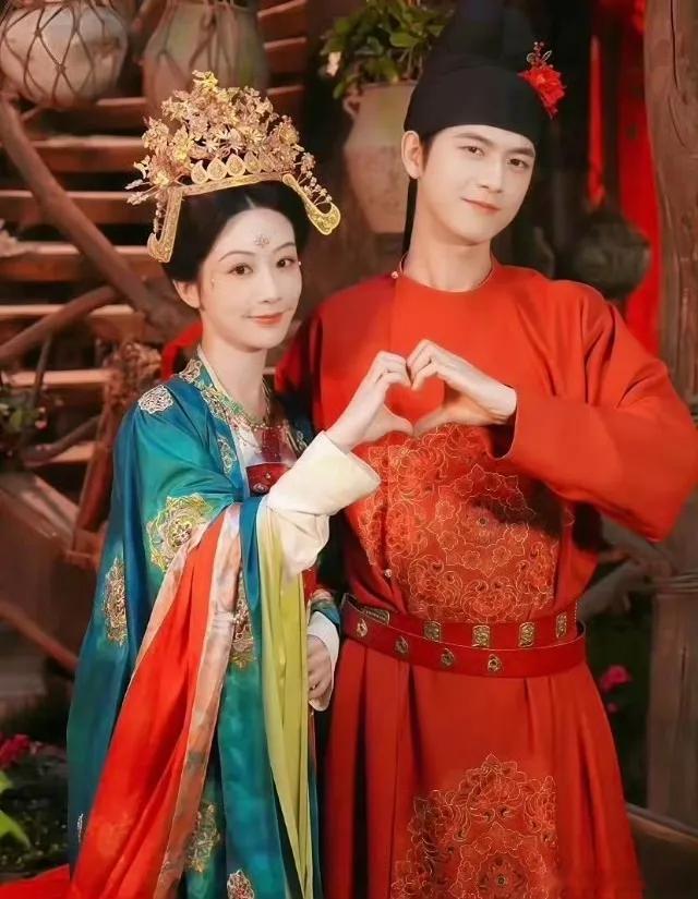 李现应该是杨紫合作过的“紫男郎”里，跟她感情最好的了吧。今天《生命树》开播，李现