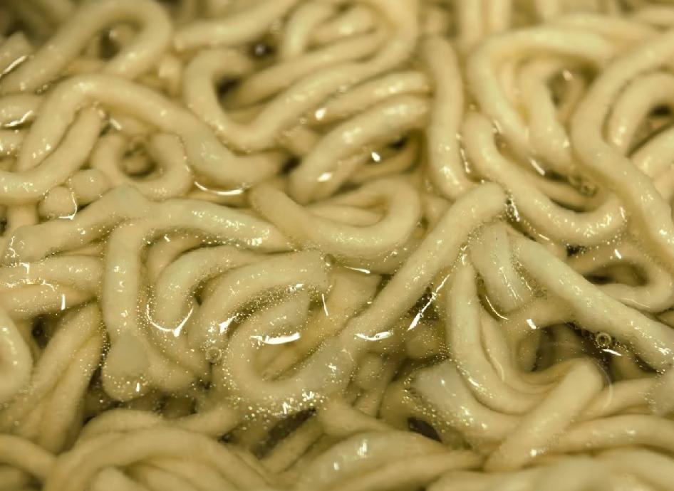 方便面面饼有多少油？给你们看看纯面饼在开水的情况下有多少油脂浮出来。建议以后