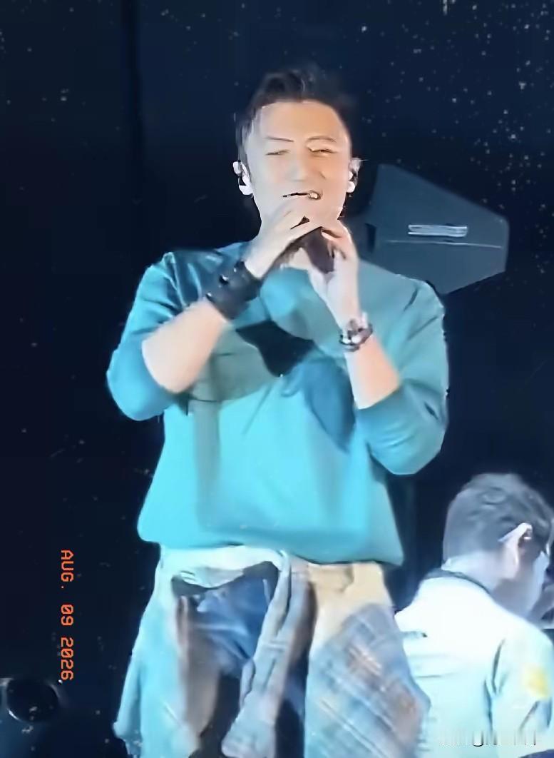 谢霆锋，意味不明啊​​8月8日晚上，谢霆锋的演唱会现场