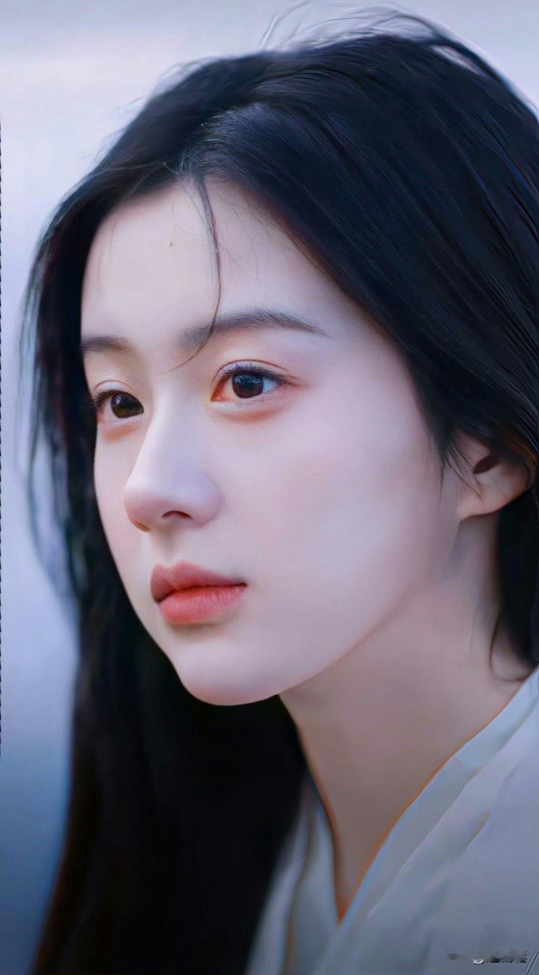 包上恩，她在《炽夏》里长得是真好看，在一堆00后小花里特别突出，脸蛋精致又有辨识