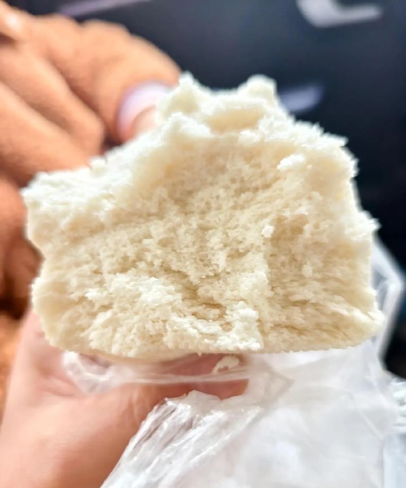 上海，男子在家大口啃馒头，一不小心噎到了，满脸憋通红，呼吸困难，直接倒在了地上。
