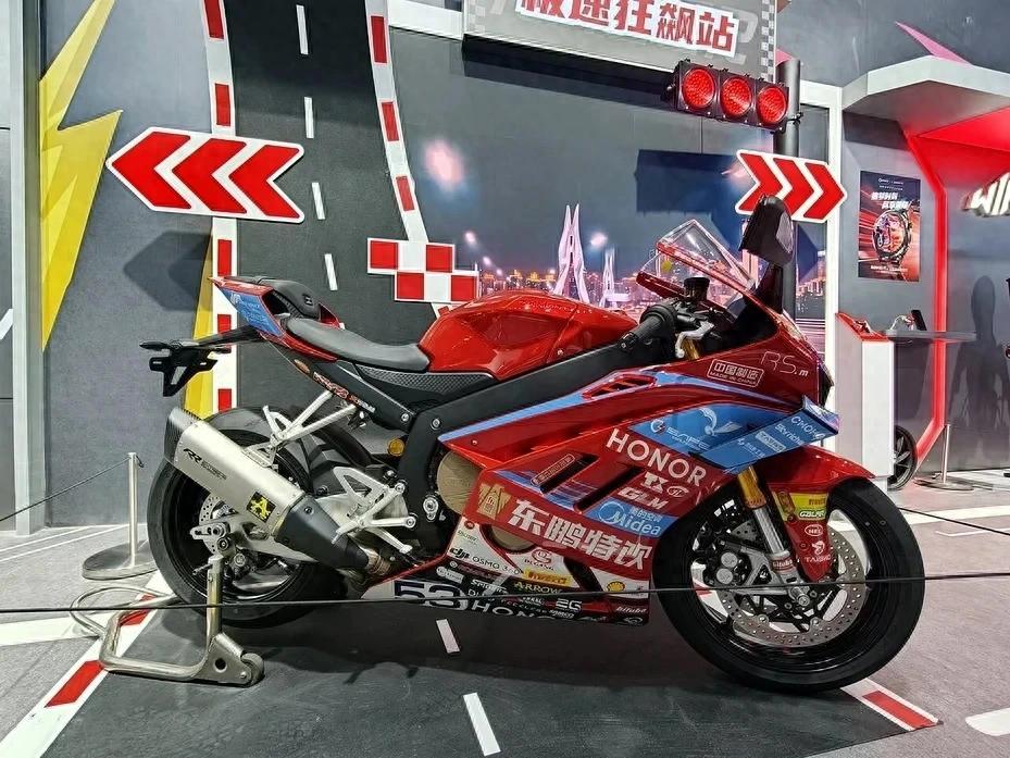 台湾，一名机车爱好者将国产张雪820RR重机拆分零件跨境运回，又耗时一个半月组装