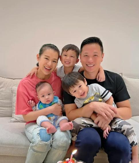 2021年，胡杏儿惊慌失措地对丈夫李乘德说：“我怀孕了，如果三胎还是个儿子怎么办